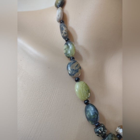 Beautiful Women's stone necklace - Picture 6 of 6